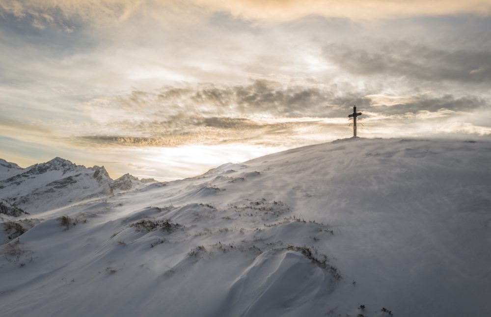 photo-Snow-On-the-Hill-The-Cross-Stands-Still-e1462653651146